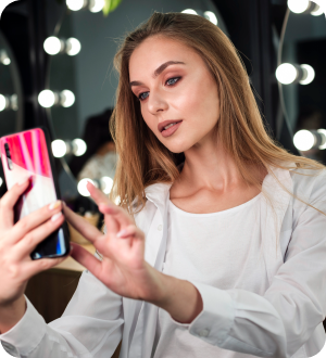 girl clicking the selfie on phone